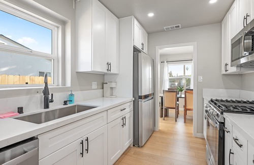 Monrovia Casa | Luxury Modern Retreat w Spacious Yard Premium Comfort