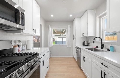 Monrovia Casa | Luxury Modern Retreat w Spacious Yard Premium Comfort