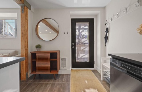 Grandview-Woodland Apartamento | Luxury Modern Two Bedroom Located near Commercial Drive