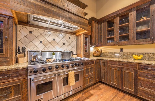 Big Sky Casa | Luxury Moonlight Basin Ski Chalet, Gorgeous Views, sleeps 22, 6 B/R 6½ Bath
