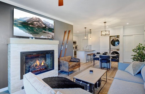 Fraser Casa | Luxury Mountain Condo 361 2 I Private Hot Tub I Great Views I Best Price I Discounted Attractions