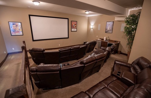 Forest Hills Casa | Love Pets, Jacuzzi privado, KUERIG, WiFi 1 Gig, Limo local de invierno gratis