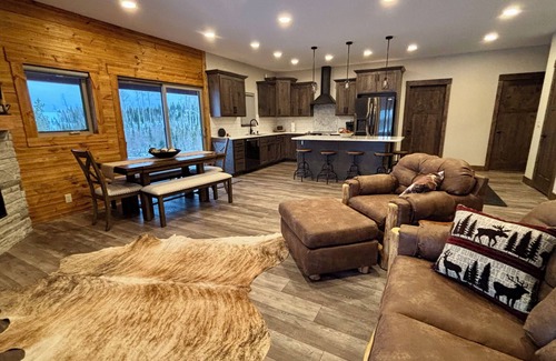 Carbon County Casa | Luxury Mountain Lodge with Hot Tub & Panoramic Sierra Madre Views.