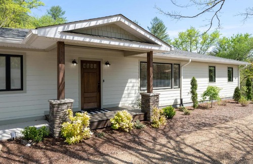 Alexander Casa | Luxury mountain oasis, hot tub & 15 mins to DT AVL