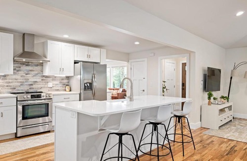 Alexander Casa | Luxury mountain oasis, hot tub & 15 mins to DT AVL