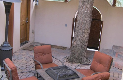 Taos Villa | LUXURY MOUNTAIN VIEW SUITES The Mountain View is a large pueblo styled home