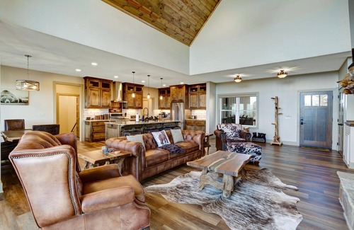 Unaka Cabina | Luxury & Mountain Views! 4000 SqFt w/Hot Tub, Theater, Arcade, Pool, & Discounts