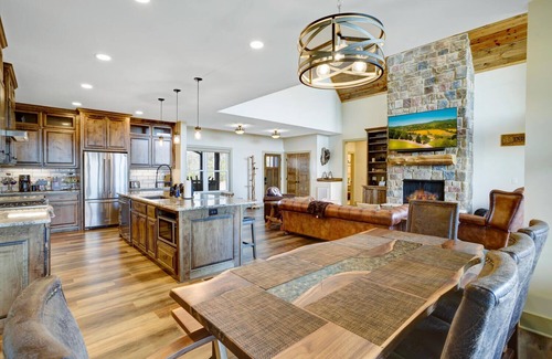 Unaka Cabina | Luxury & Mountain Views! 4000 SqFt w/Hot Tub, Theater, Arcade, Pool, & Discounts