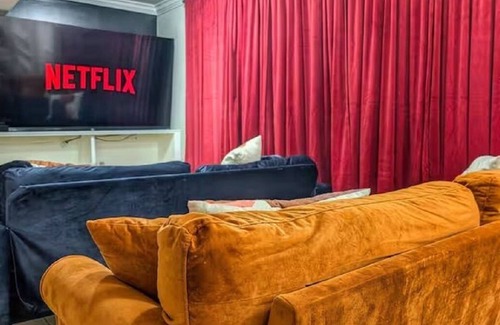 Seminary Hill Casa | Luxury Movie Theater Home 10 mins to Washington DC