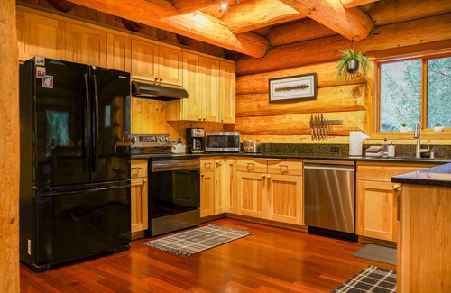Warnick Cabina | Luxury Mt Baker Log Home with Fireplace, Outdoor area, & Chefs Kitchen.