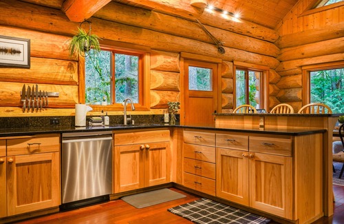 Warnick Cabina | Luxury Mt Baker Log Home with Fireplace, Outdoor area, & Chefs Kitchen.