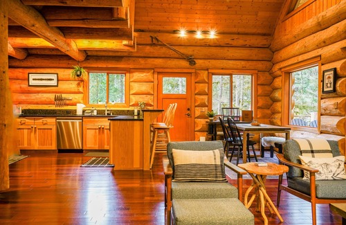 Warnick Cabina | Luxury Mt Baker Log Home with Fireplace, Outdoor area, & Chefs Kitchen.