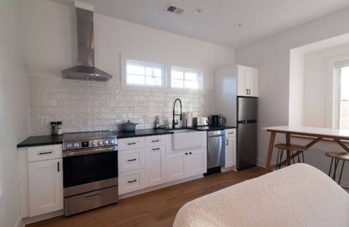 Old Village Casa | 2 Bdrm Cottage in Old Mount Pleasant