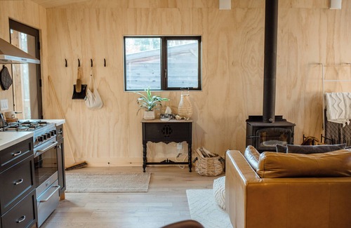 Lake of Bays Cabina | Luxury Muskoka Eco-Cabin w/ 60 Acres of Private Hiking Trails