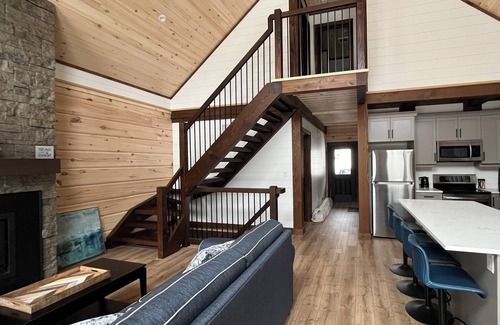 Bracebridge Cabaña | Luxury Muskoka River Log Cabin
