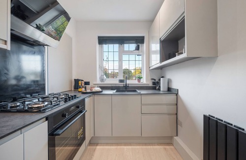 Finchley Church End Apartamento | Luxury New 2 Bedroom Apartment in Mill Hill, 3 minutes walk to the station!