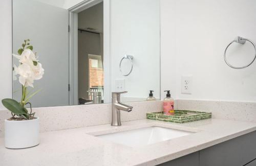 Old Fourth Ward Casa | Luxury New 2B2B Private Balcony 542Blvd