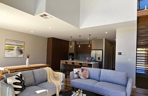 Pearce Casa | Luxury new 4bedrm Townhouse with 2 cars garage, Wifi, Woden CBD