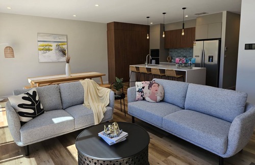 Pearce Casa | Luxury new 4bedrm Townhouse with 2 cars garage, Wifi, Woden CBD