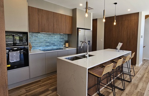 Pearce Casa | Luxury new 4bedrm Townhouse with 2 cars garage, Wifi, Woden CBD