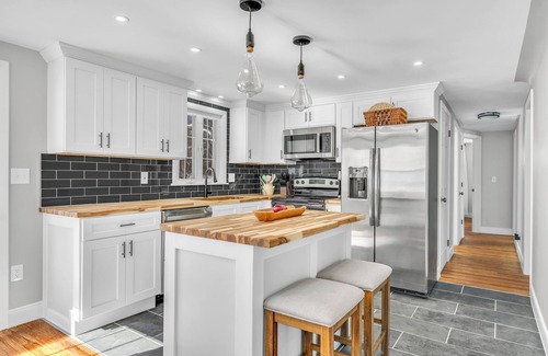 Montville Casa | Luxury, New, Quiet - King Beds, 5 minutes to Mohegan Sun