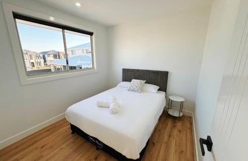 Marsden Park Casa | Luxury Newly Built Home Queen Room
