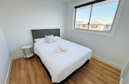 Marsden Park Casa | Luxury Newly Built Home Queen Room