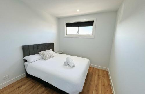 Marsden Park Casa | Luxury Newly Built Home Queen Room