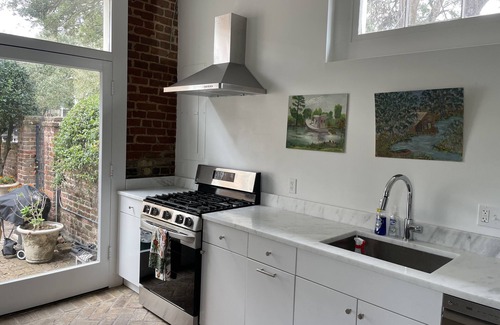Faubourg Lafayette Cabaña | Luxury Newly Renovated Carriage House in Lower Garden District