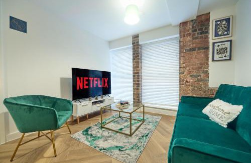 The Westside Apartamento | Luxury Nostalgic City Centre Stay with Pool Table, Netflix, Sofa bed, Sleeps 6, Nostalgia Stays