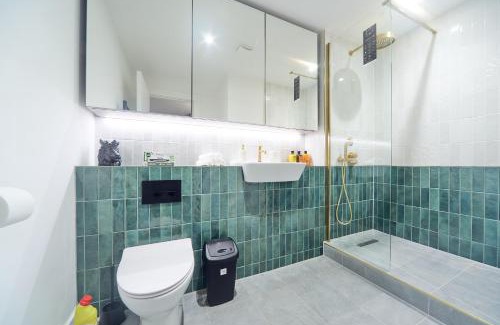 The Westside Apartamento | Luxury Nostalgic City Centre Stay with Pool Table, Netflix, Sofa bed, Sleeps 6, Nostalgia Stays