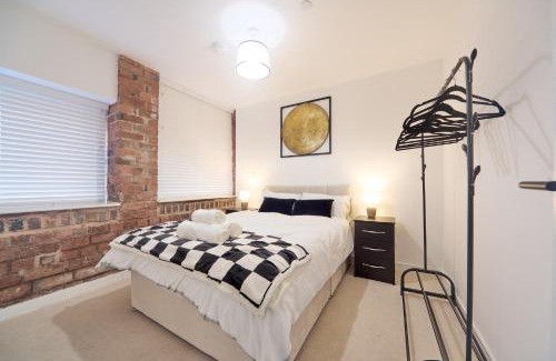 The Westside Apartamento | Luxury Nostalgic City Centre Stay with Pool Table, Netflix, Sofa bed, Sleeps 6, Nostalgia Stays