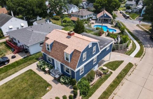 Southeast Omaha Casa | Luxury Oasis Heated Pool, Hot Tub, BBQ