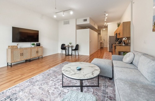 North Burnet Apartamento | Luxury Oasis in Austin's Domain: Prime Shopping and Dining at Your Doorstep!