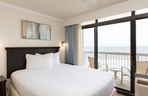 Myrtle Beach Complejo | Luxury Ocean Escape: 2-Bedroom Apartment/Resort with Jacuzzi & Amenities