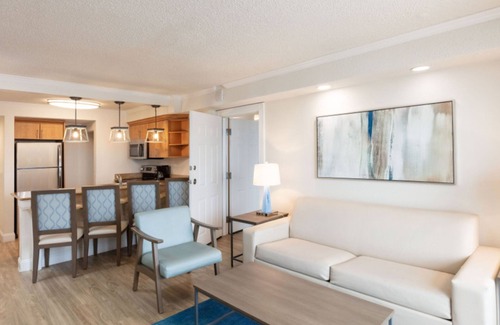 Myrtle Beach Complejo | Luxury Ocean Escape: 2-Bedroom Apartment/Resort with Jacuzzi & Amenities