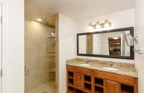 Myrtle Beach Complejo | Luxury Ocean Escape: 2-Bedroom Apartment/Resort with Jacuzzi & Amenities