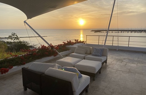 El Palmar Villa | Casa de lujo frente al mar. Escalera privada a la playa y al cálido océano Pacífico.
