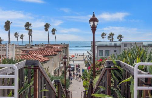 Townsite Casa | Luxury Ocean View Townhouse Steps to Sandy Beach