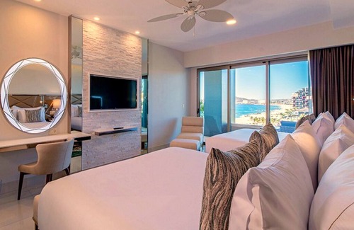 Cabo San Lucas Complejo | Luxury Oceanfront 3 Bedroom Condo w/ 5 Diamond Amenities