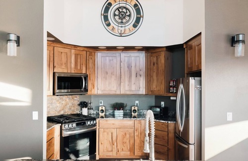 Cripple Creek Casa | Luxury Off-Grid Yurt: Hot Tub, Epic Views, WiFi, 10 Mins from Cripple Creek!