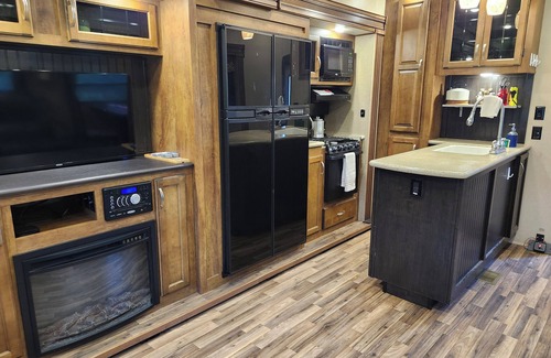 Parkland County Casa | Luxury Offgrid RV with AC in Lac Ste Anne County