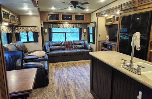 Parkland County Casa | Luxury Offgrid RV with AC in Lac Ste Anne County