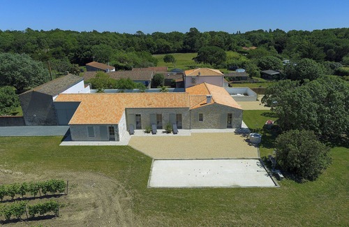 Saint-Pierre-d'Oleron Casa | Luxury oleronnaise farmhouse at the foot of the vines with private enclosed swimming pool