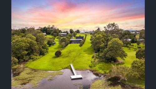 Yungaburra Casa | Luxury on Lake Tinaroo Lakefront Living