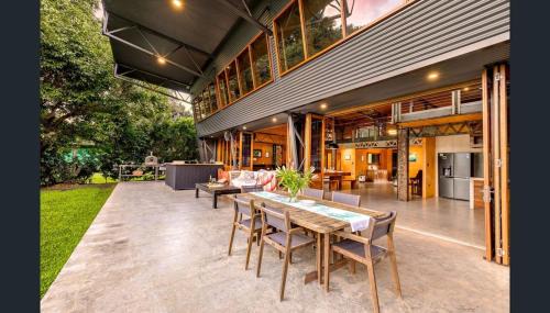 Yungaburra Casa | Luxury on Lake Tinaroo Lakefront Living