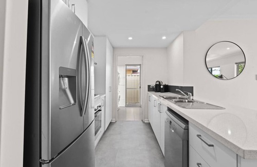 Nollamara Casa | Luxury on Lewes - 3BR | Free Wi-Fi