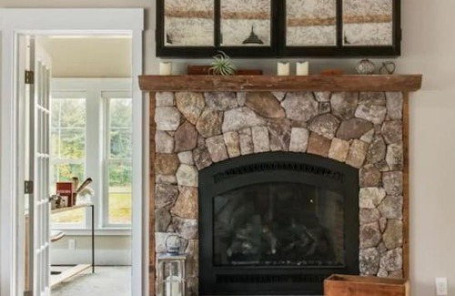 North Conway Casa | LUXURY on SACO RIVER with HOT TUB & MOUNTAIN VIEWS