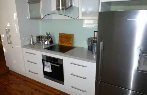 Albury Casa | "Lujo en Wyse" - Un minuto a pie de Dean St.