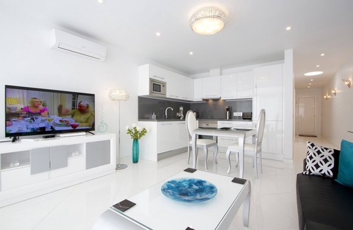 Puerto del Carmen Apartamento | Apartamento de lujo de una habitación, terraza privada, vista al mar, TV completa del Reino Unido, WiFi